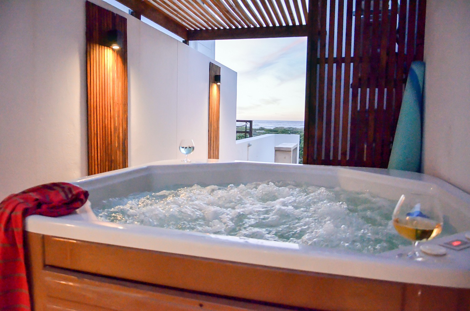 The jacuzzi with bubbles and a view of the sea